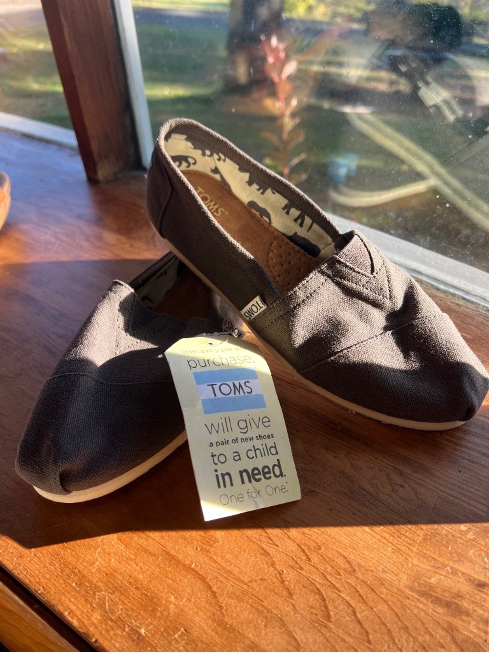 NWT TOMS Women's Slip on Flats, Gray Size 7